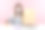 满意的女性办公室员工坐在工作场所，感到安全健康的防护口罩和手套图片下载