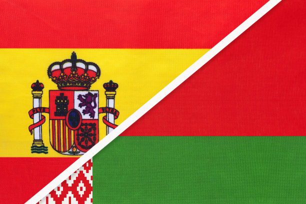 西班牙和白俄罗斯两国国旗的象征由纺织品制成。两个欧洲国家之间的冠军。图片下载