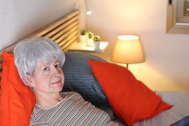 舒适成熟的女人看着镜头图片下载