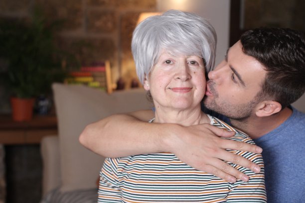 一对年龄相差的温柔夫妇图片下载