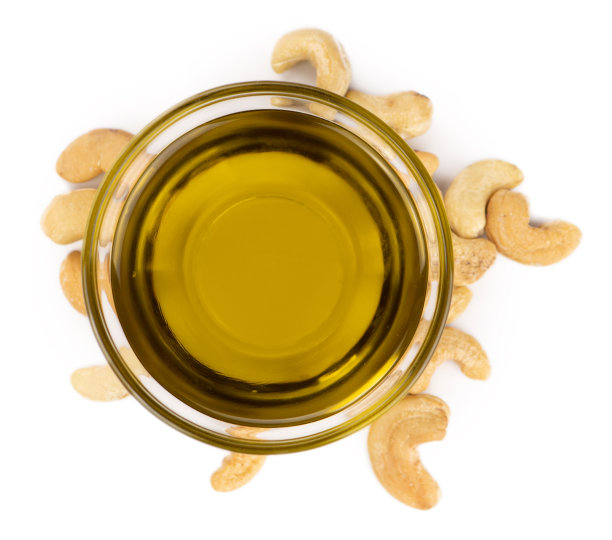 在白色背景下分离的腰果油图片下载