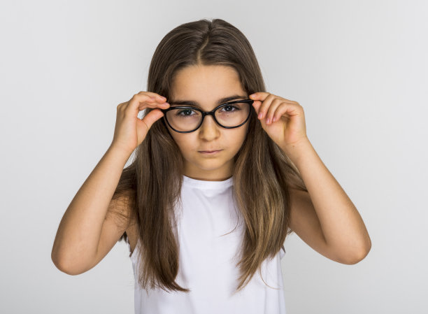 一个戴眼镜的悲伤女孩的肖像。图片下载