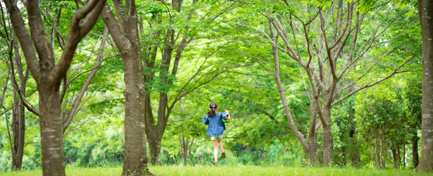 女孩在森林里玩耍图片下载