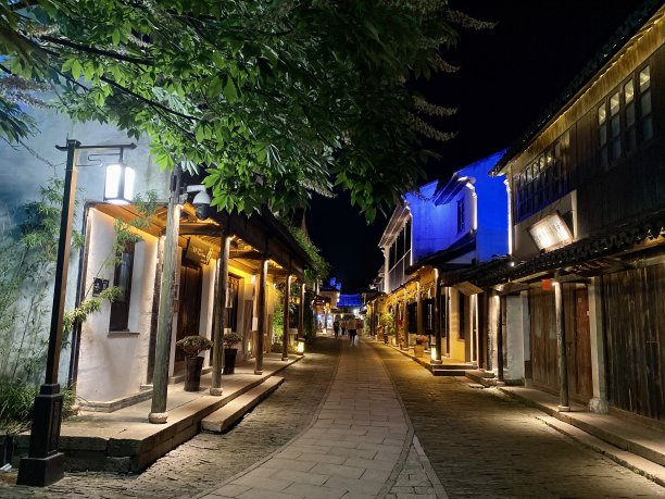 灯火通明的中国水乡:周庄图片下载