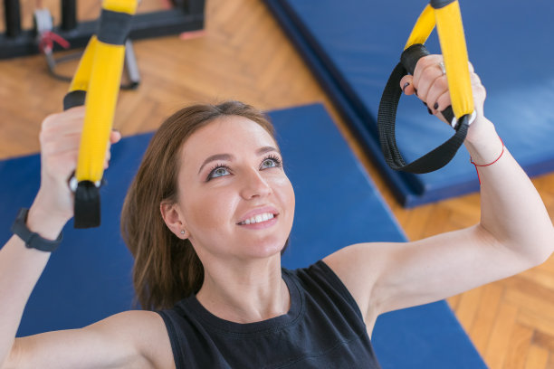 年轻女子在健身房锻炼的肖像图片下载