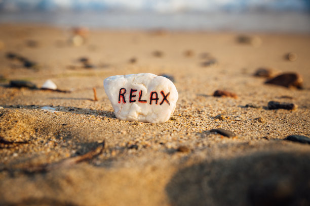 在海滩上发“放松”图片下载
