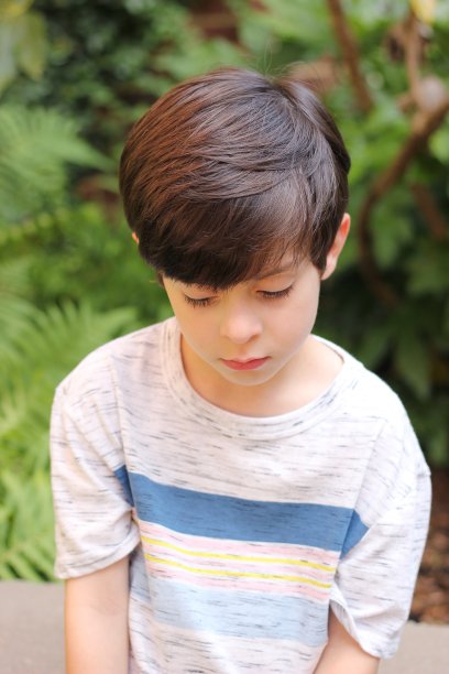 伤心的男孩图片下载