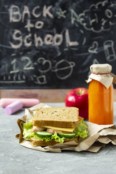 回到学校的概念。学校健康午餐的黑板背景。图片下载