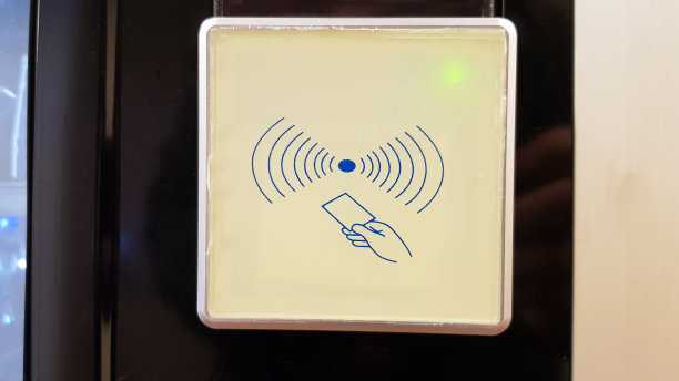 电子锁在墙上有拷贝空间。门安全的数字安全系统。有选择性的重点图片下载