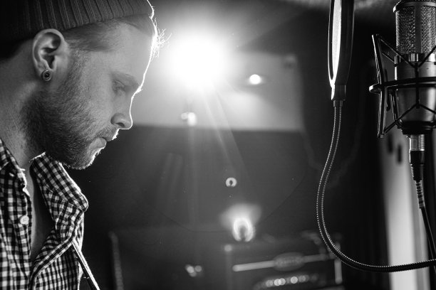 年轻音乐家表演音乐的黑白照片图片下载