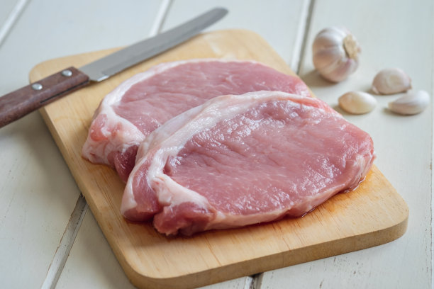 生猪肉放在木板上图片下载