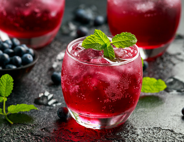 清新的蓝莓鸡尾酒配冰和薄荷在乡村的黑色桌子上图片下载