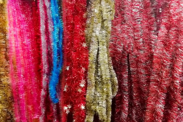 纹理红、金、蓝、黄，新年圣诞金丝闪闪垂雨。特写,柔软的焦点。图片下载