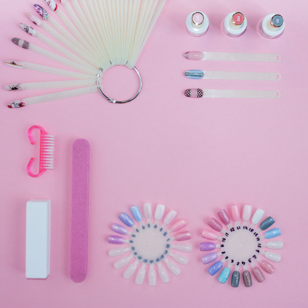 指甲护理。一套专业修甲工具。顶部视图的美甲和足疗设备在粉红色的背景图片下载