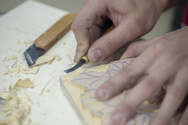 木匠用木头工作，复古色调，特写图片下载