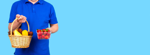 送新鲜浆果和异国水果的快递员。网站横幅图片图片下载