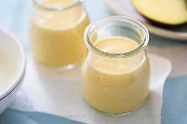 芒果少女在蓝色背景的罐子图片下载