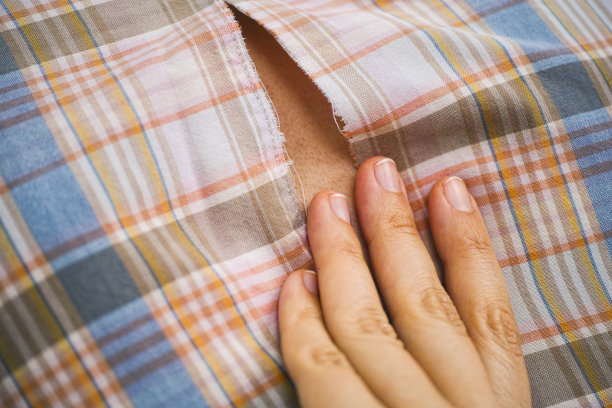 女人的手指碰到了衣服上的破洞图片下载
