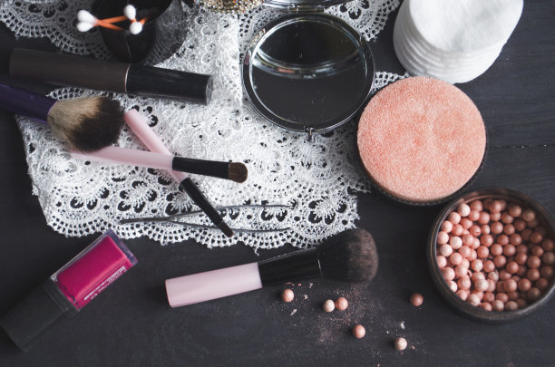 深色背景上的化妆品，特写。面对护理,化妆品。化妆用品。女人的世界。图片下载