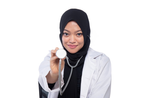 女穆斯林医生穿着白色制服和听诊器图片下载