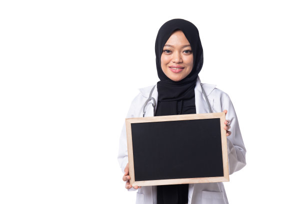 女穆斯林医生拿着一块黑板图片下载