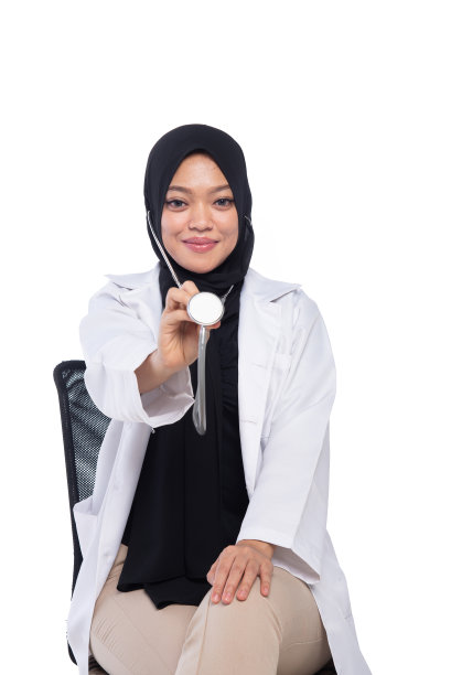 女穆斯林医生穿着白色制服和听诊器图片下载