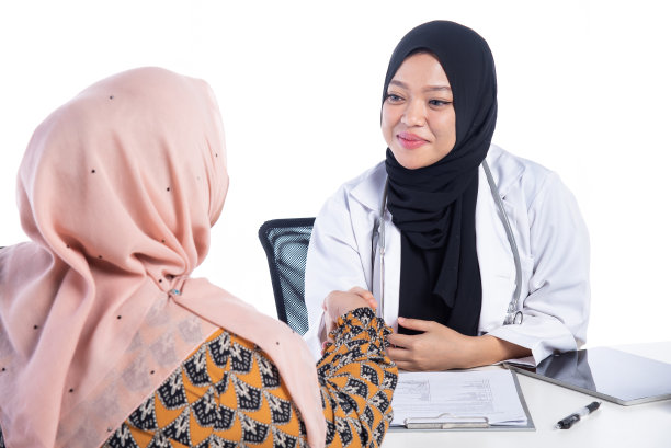 一位开朗的女穆斯林医生正在为她的病人咨询图片下载