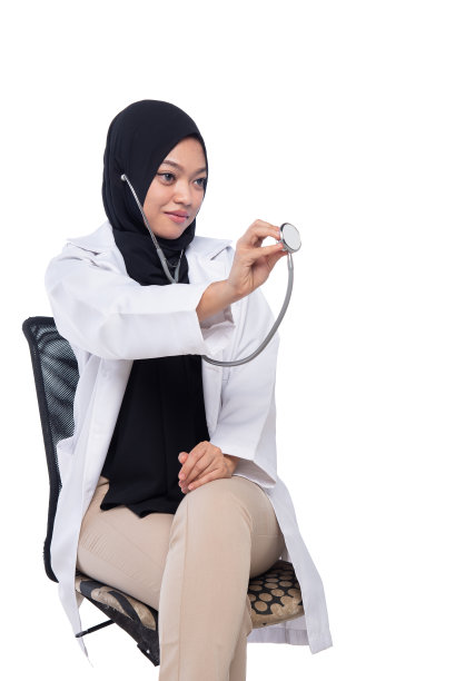女穆斯林医生穿着白色制服和听诊器图片下载