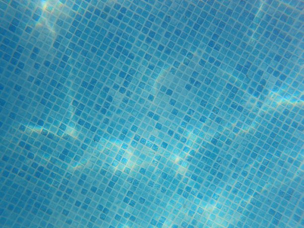 游泳池地板在阳光下图片下载