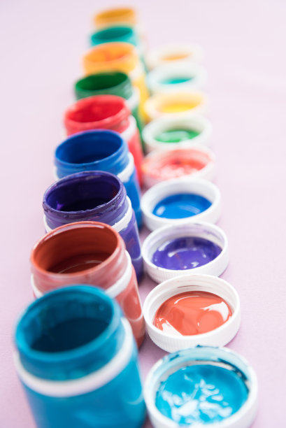 水粉罐子，排成一排。侧视图。选择的概念。许多颜色,品种。图片下载