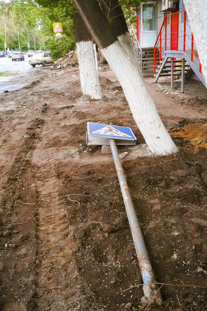 2013年5月15日，俄罗斯萨拉托夫:准备修复人行道。人行道上的路标被挖出来放在地上。手机照片图片下载