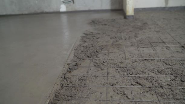 在建筑工地的模板上浇筑混凝土的图片。混凝土楼板结构。从灰泥里倒出来的地板的纹理。图片下载