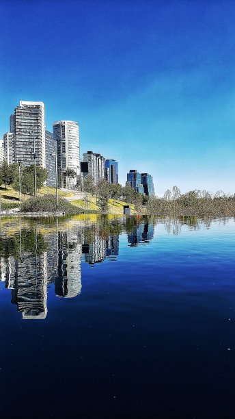 建筑的倒影图片下载