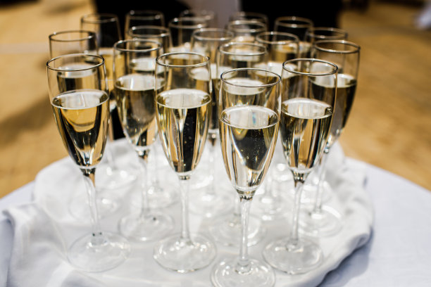 杯子里装满了香槟。图片下载