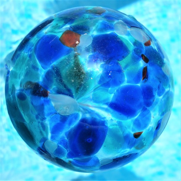 蓝色背景下的气泡特写镜头图片下载