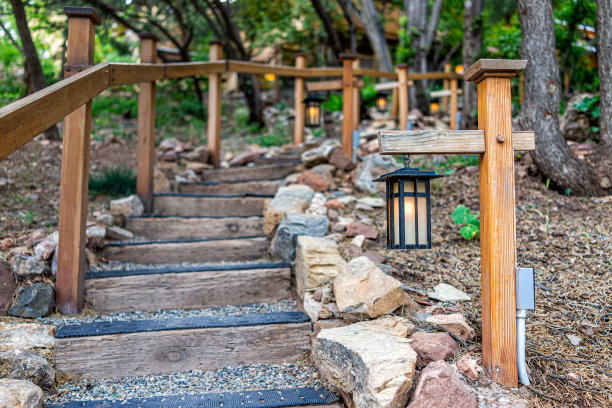 在日本的傍晚与照明悬挂灯笼灯的木杆柱在日本花园与台阶楼梯和绿树树叶由栏杆图片下载