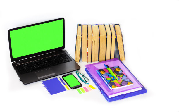 在家工作，移动，绿色屏幕笔记本电脑，书籍和笔记本。教育背景，大流行期间在家工作。居家隔离的概念图片下载