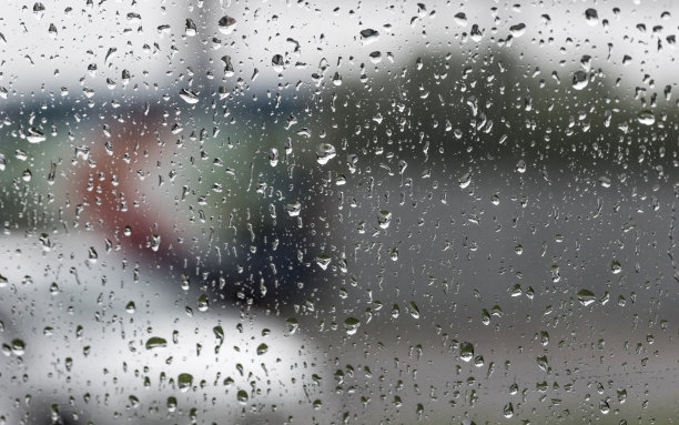 雨滴落在玻璃上图片下载