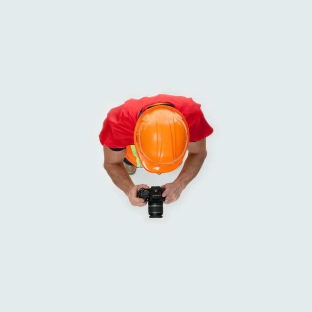 男性摄影穿着服装，手持相机站在白色背景前图片下载