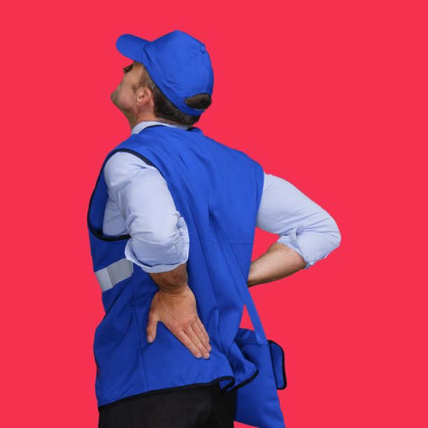 邮递员穿着制服，拿着包裹站在彩色背景前图片下载