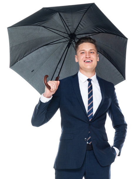 白人男性商务人士穿着商务服装，撑着雨伞站在白色背景前图片下载