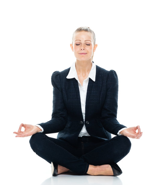 白人年轻女商人坐在白色背景前穿着商务休闲装图片下载