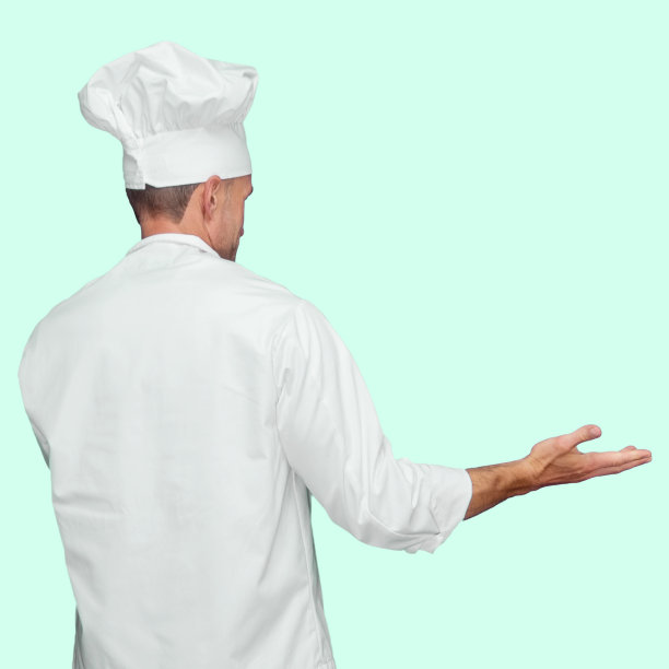 白人年轻男主持人穿着夹克站在有色背景前图片下载