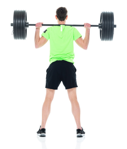 白人男性运动员穿着t恤在白色背景前锻炼，并积极进行重量训练图片下载