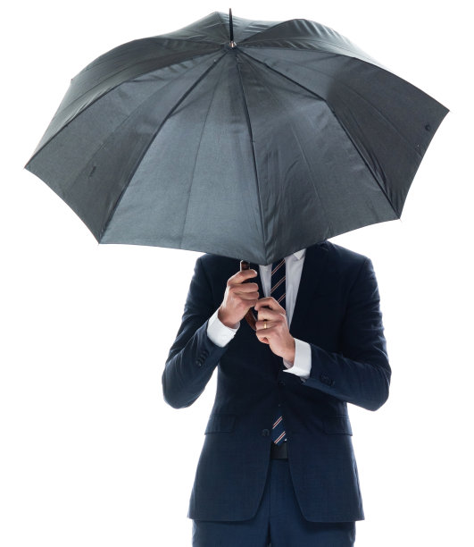 白人年轻男性商务人士身穿商务装，撑着雨伞站在白色背景前图片下载