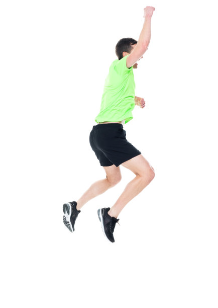 身穿t恤的白人男性运动员在白色背景前跳跃图片下载