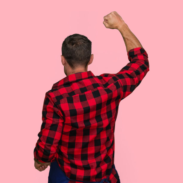 白人男性穿着围裙站在有色背景前图片下载