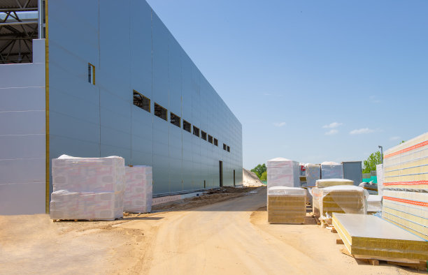 正在建造的蓝色机库。从外面看。图片下载