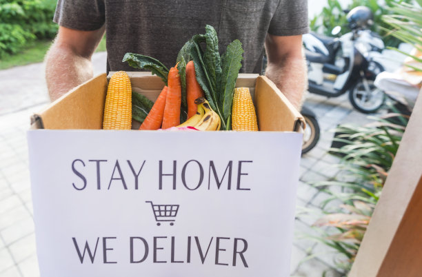 快递员将新鲜食品送到顾客家里图片下载