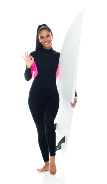 z一代女性穿着潜水服，使用冲浪板站在白色背景前图片下载